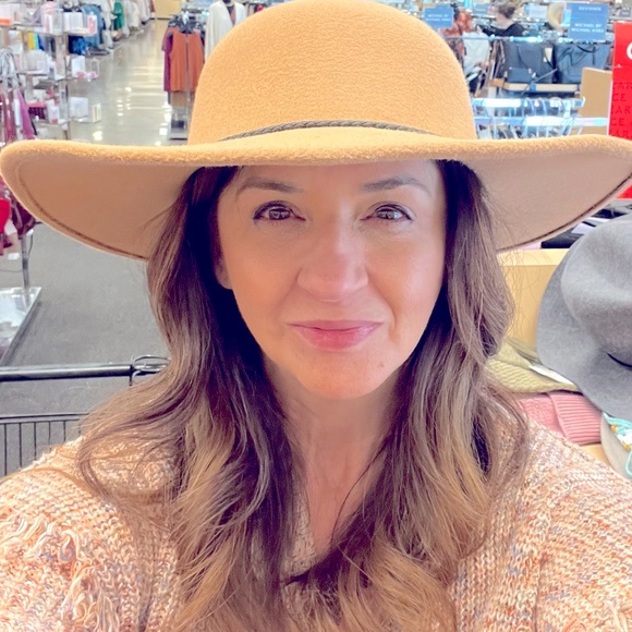 Meet your Posher, Debbie - Picture 1 of 1